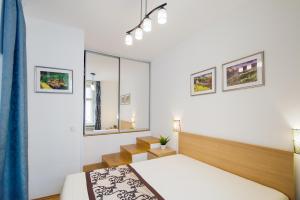 プラハにあるModern Apartment Charvátovaのベッドルーム1室(ベッド2台、鏡付)