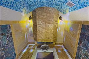 Pokój z podłogą wyłożoną kafelkami dysponuje łazienką z toaletą. w obiekcie Hammam , big Jacuzzi ,Sauna , 2 bedroom , Khrechatik w Kijowie
