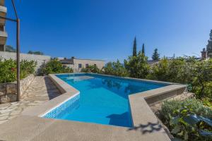 - une piscine d'eau bleue dans la cour dans l'établissement KOSTRENCIC, à Crikvenica