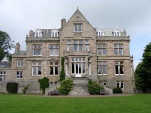 un gran edificio de piedra con escaleras delante en Tillmouth Park Country House Hotel, en Duddo