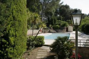 een huis met een zwembad en een straatlicht bij Botana 9 in Cala de Sant Vicent