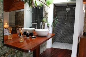 a bathroom with two sinks and a shower at Villa Laurinda in Rio de Janeiro