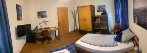 1 dormitorio con 1 cama y escritorio con ordenador en Doppelzimmer, en Bensheim