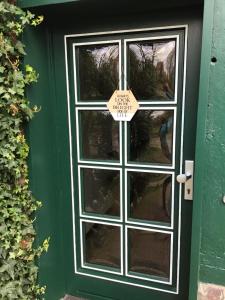 a green door with a star on it at Helpens Hof in Salzhausen