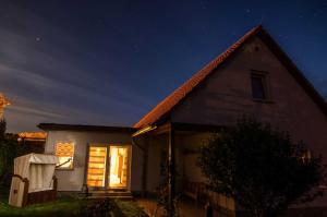 una piccola casa bianca con una finestra di notte di Ferienhaus Luette_ a Lohme