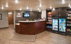 une épicerie avec un comptoir et un réfrigérateur dans l'établissement My Place Hotel-Dahlgren/King George, VA, à King George