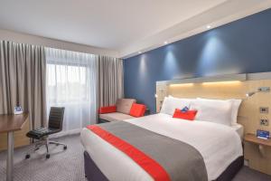 Holiday Inn Express Kettering, an IHG Hotel tesisinde bir odada yatak veya yataklar