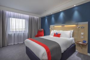 A bed or beds in a room at Holiday Inn Express Kettering Corby, an IHG Hotel 