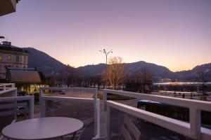 d'un balcon avec des tables et une vue sur la ville. dans l'établissement Le Stanze del Lago Lake View, à Côme