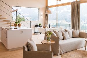 ein Wohnzimmer mit Sofa und Tisch in der Unterkunft Der Jägersberg in Fischen im Allgäu