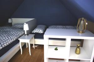 a room with a bed and a desk and a bed and a table at Sternenhimmel in Bleckede