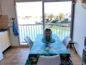 uma mesa de jantar com vista para uma varanda em Studio avec vue sur la mer a Saint Cyprien em Saint-Cyprien