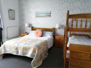 Un dormitorio con una cama con un animal de peluche rosa. en The Kenton Hotel, en Scarborough