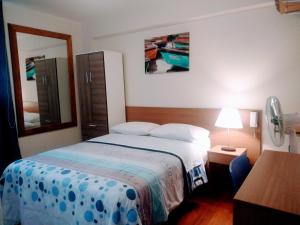 Cama ou camas em um quarto em Hotel Paris Lima