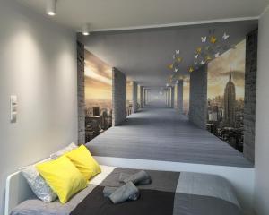 1 dormitorio con una gran pintura de un largo paseo marítimo en CENTRUM Sikorskiego 123 - EZHome, en Gorzów Wielkopolski