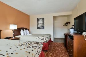 Habitación de hotel con 2 camas y TV de pantalla plana. en Inca Inn Moab, en Moab
