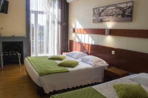 Habitación de hotel con 2 camas y chimenea en Hotel Estoril Porto en Oporto