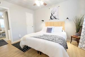 a bedroom with a large bed with white sheets at Global Cup The Alcove Dallas Near Downtown Fun Nightlife in Dallas