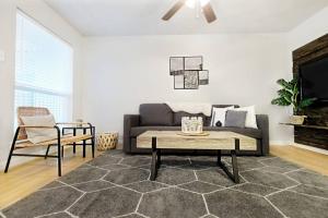 a living room with a couch and a table at Global Cup The Alcove Dallas Near Downtown Fun Nightlife in Dallas