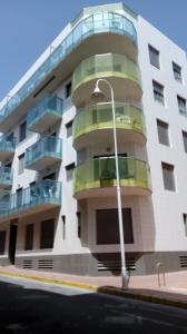 un edificio con balcones en un lateral en Apartamento Bajo 3 Dúplex Marjal playa centro de Guardamar, en Guardamar del Segura