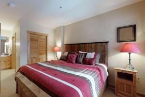 a bedroom with a large bed and two lamps at The Dakota Outpost in Keystone +16 photos