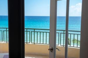 Uma vista do mar geral ou uma vista do mar a partir do aparthotel