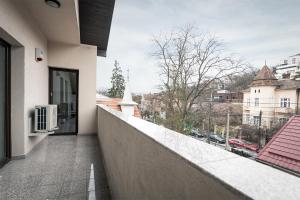 Un balcón con vista a una ciudad en Discovery Aparthotel, en Cluj-Napoca