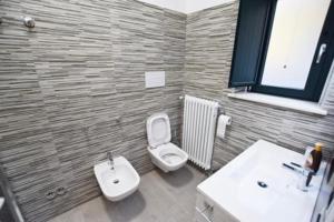 a bathroom with a toilet and a sink at ...écche se dòrme in Castelvecchio Subequo