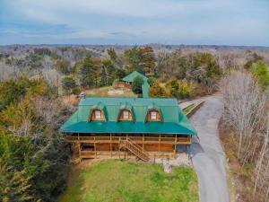 an overhead view of a house with a green roof at Smoky Bear Lodge with Guest House in Sevierville