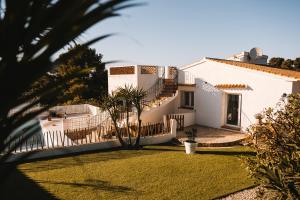 哈維亞的住宿－Villa Boho Ibiza Style，白色的房子,有栅栏和院子