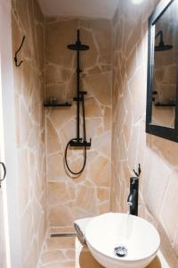 哈維亞的住宿－Villa Boho Ibiza Style，浴室配有白色水槽和石墙