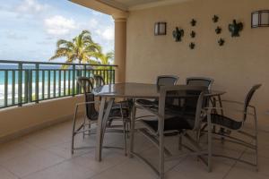 Balcony o terrace sa White Sands Beach Condos