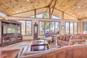 ウェインズビルにあるSmoky Mountain Escape with Large Deck and Game Room!のソファとテレビのあるリビングルーム