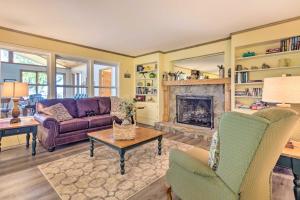 Gallery image of Smoky Mountain Escape with Large Deck and Game Room! in Waynesville +25 photos