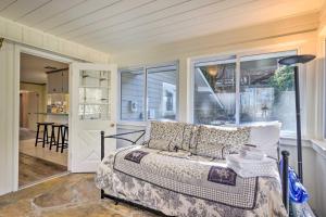 ウェインズビルにあるSmoky Mountain Escape with Large Deck and Game Room!の部屋にベッドがある寝室