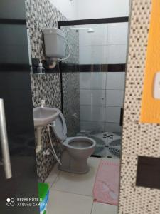 ein Bad mit einem WC und einem Waschbecken in der Unterkunft Hospedagem e queijaria Péua in Soure