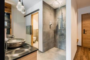 Koupelna v ubytování Hotel Zum Stemplinger Hansl + 37 fotografií