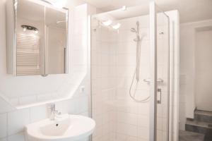 Ένα μπάνιο στο Bed & Breakfast Unter den Linden +29 φωτογραφίες