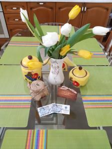 コストロマにあるТаунхаус "БИЗНЕС"の黄花の花瓶を飾ったテーブル