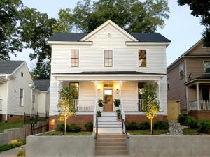 uma casa branca com um alpendre frontal em Guest House Raleigh em Raleigh