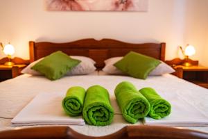 einen Haufen grüner Handtücher auf dem Bett in der Unterkunft Summer Vibes in Sveti Petar