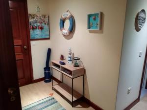 um quarto com uma pequena mesa e um espelho em Sailorman House em Aveiro