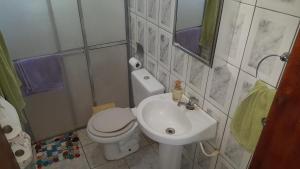 une petite salle de bain avec toilettes et lavabo dans l'établissement Sítio Alvorada - Paraíso localizado no Circuito das Águas Paulista, à Amparo 14 autres photos