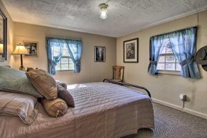 ノックスビルにある2 Mi to Downtown Knoxville Cozy Home with Patioのベッドと2つの窓がある寝室