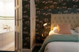 Postel nebo postele na pokoji v ubytování Le Manoir Hôtel