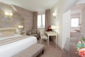 Postel nebo postele na pokoji v ubytování Le Manoir Hôtel
