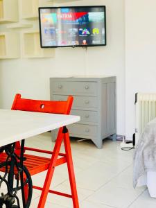 ポンテベドラにあるEstudio 2 en centro Pontevedraのテーブル、椅子、テレビが備わる客室です。