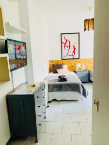 a bedroom with a bed and a dresser in it at Estudio 2 en centro Pontevedra in Pontevedra