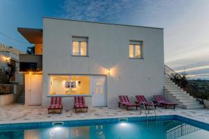 Bazén v ubytování Villa Anabella peaceful holiday home with pool nebo v jeho okolí