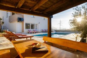 Bazén v ubytování Villa Anabella peaceful holiday home with pool nebo v jeho okolí